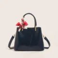 Elegante bolso de mano para mujer con pañuelo de seda, bolso bandolera de gran capacidad en piel. - Cuero de Aceite Azul