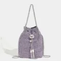 Bolso bombonera brillante de pedrería morada con cadena y una elegante borla chic. - Púrpura