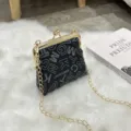 Bolso Bandolera Mujer Negro Cierre de Beso Cadena Graffiti Diseño de Nicho Elegante - Negro