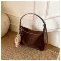 Bolso de hombro de ante marrón bajo el brazo con lindo colgante de peluche mujer - Marrón (con Colgante)