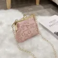Bolso bandolera rosa con cierre de beso, bolso de cadena retro con estampado de letras de PU - Rosa