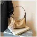 Bolso de hombro hobo de ante marrón con bonito colgante de perro de peluche, bolso cruzado. - Caramelo (con Colgante)