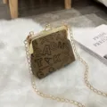 Bolso de hombro vintage marrón con cadena dorada y estampado de letras muy elegante. - Tostado
