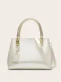 Elegante bolso de mano de charol brillante con asa de metal y correa para hombro. - Blanco