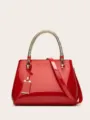 Bolso de mano de charol rojo con asa trenzada dorada, bolso de mujer elegante y moderno. - Rojo