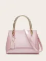 Bolso de mano de charol rosa con asa superior tejida metálica y detalles dorados. - Rosa