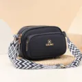 Bolso cruzado multicapa azul oscuro con motivo litchi y correa tejida geométrica ancha. - Azul marino