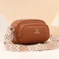 Bolso bandolera marrón con patrón litchi, elegante correa ancha tejida y múltiples compart. - Tostado