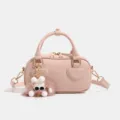 Bolso de mano tipo almohada con textura de cocodrilo rosa y dije peludo tierno - Rosa
