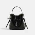 Bolso bombonera de charol negro con asa superior y cordón, modelo elegante y chic. - Negro