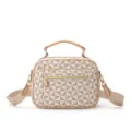 Vista detallada del bolso casual de mujer con patrón geométrico y detalles de cremallera. - Estampado Molino Blanco