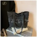 Vintage gewassen denim canvas tote tas met rafelige geborduurde letters voor dames. - Zwart