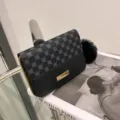 Kleine schwarze Damen Geldbörse mit Kleeblattmuster und flauschigem Bommel, Mini Münztasche. - Schwarz