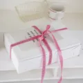 Set scatola regalo con nastro rosa stile INS con stampa di lettere inglesi per feste ed eventi. - Rosso rosa