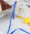 Nastro blu con lettere francesi per confezioni regalo, imballaggio di fiori e progetti fai-da-te. - Blu