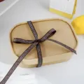 Scatola regalo in carta kraft con nastro stampato per confezioni festive eleganti e uniche. - Caffè