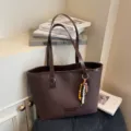 Large capacity American style retro brown tote bag simple commuter shoulder bag for women - With Pendant / Coffee