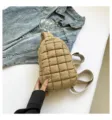 Sac bandoulière matelassé décontracté pour femmes, petit sac à dos de poitrine tendance en beige. - Kaki
