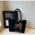 Borsa tote nera classica in pelle e camoscio, con ciondolo a cuore chic e grande capienza. - con portachiavi / Nero