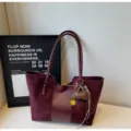 Borsa tote bordeaux in pelle scamosciata, grande borsa a spalla retrò per lavoro autunnale. - con portachiavi / Rosso
