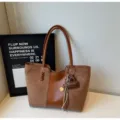 Borsa a spalla retrò grande capienza elegante borsa autunnale in PU e camoscio donna. - con portachiavi / Marrone