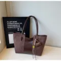Borsa tote grande vintage in camoscio marrone, elegante borsa a spalla per il lavoro. - con portachiavi / Caffè