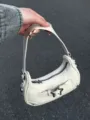 Sac épaule rétro blanc avec étoile pour femmes, sac baguette chic en cuir PU avec boucle métal. - Blanc