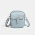 Borsa a tracolla in pelle PU azzurro chiaro con tasca frontale e raffinati dettagli dorati. - Azzurro