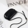 Schwarze Hartschale Umhängetasche für Damen, minimalistische kleine Satteltasche Stil. - Schwarz