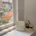 Minimalist solid color flap shoulder bag, elegant retro design for daily commuting and casual style. - 18x8x17cm / Beige