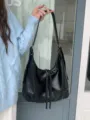 Borsa a tracolla in pelle nera da donna, grande borsa hobo retrò con chiusura a cerniera. - Nero