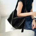 Sac porté épaule minimaliste en cuir souple noir pour femme, élégant cabas quotidien. - Sac Cabas Noir