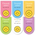 Nahaufnahme Detail bunte Morandi Smiley Gesichtsverschluss Aufkleber, Set mit 6 Etiketten. - Sortierte Smiley-Gesichts-Stile / 6 Stück/Set