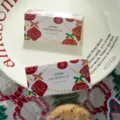 Cartellini di Natale intestati per confezione sacchetti di biscotti sfere rosse 50pz - Palla Regalo / 50 Pezzi