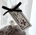 Detailaufnahme eines Halloween-Geschaeftsetiketts mit niedlichem Geistmuster fuer DIY-Geschenke. - 50 Stück / Weiß