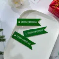 Etichette regalo di Natale verdi in carta a coda di rondine con scritta merry christmas - Lettere Bianche su Sfondo Verde / Confezione da 100