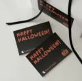 Primo piano di biglietti d'auguri e confezioni regalo di Halloween nere con zucca. - 2025 Nuovo Nero / 30 Fogli