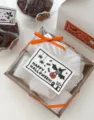 Set scatola regalo di Halloween con scatola quadrata trasparente, nastro arancione e adesivi. - Stile A Bianco / 30 Fogli