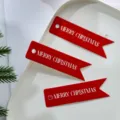 Etichette per confezioni regalo di Natale carte rosse minimaliste a coda di rondine set - Base Rossa con Lettere Bianche / Confezione da 100