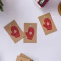 Etichette regalo di Natale in kraft con stampa guanto rosso e fiocco di neve per decorare. - Guanto di Natale / 50 Pezzi