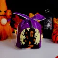 Détail en gros plan du sac cadeau violet d'Halloween avec motif de château effrayant. - Style A / 48-50 Pièces/Paquet (13.5x22cm)