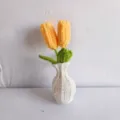 Handgemaakte gehaakte gele tulpen in een witte wollen vaas potplant ornament huisdecoratie. - Geel