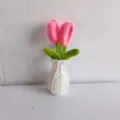 Handgemaakte gehaakte tulp in pot met witte vaas, leuke huisdecoratie en mooi cadeau. - Roze