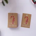 Vista dettagliata di etichette regalo natalizie in carta kraft con stampa di bastoncino. - Bastoncino di Zucchero Natalizio / 50 Pezzi