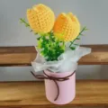 Handgemaakte gehaakte gele tulp bloem boeket in pot plant cadeau huisdecoratie detail foto - Vier kleuren