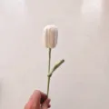 Handgemaakte gehaakte witte tulp gebreide bloem enkele stengel binnendecoratie detail - Wit