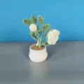 Gedetailleerd overzicht van handgemaakte witte gehaakte rozenpotplant, perfect voor gezellige inrichting. - Wit