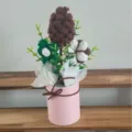 Gedetailleerd overzicht van handgemaakte gehaakte bloemenboeket, gezellige decoratie - Dennenappel Klaver Stijl