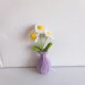 Handgemaakte gehaakte madelief bloem detailweergave, schattige paarse vaas pot thuisdecoratie ornament. - Paars