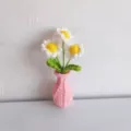 Handgemaakte gehaakte madelief plant in pot in roze garen vaas voor huisdecoratie. - Roze